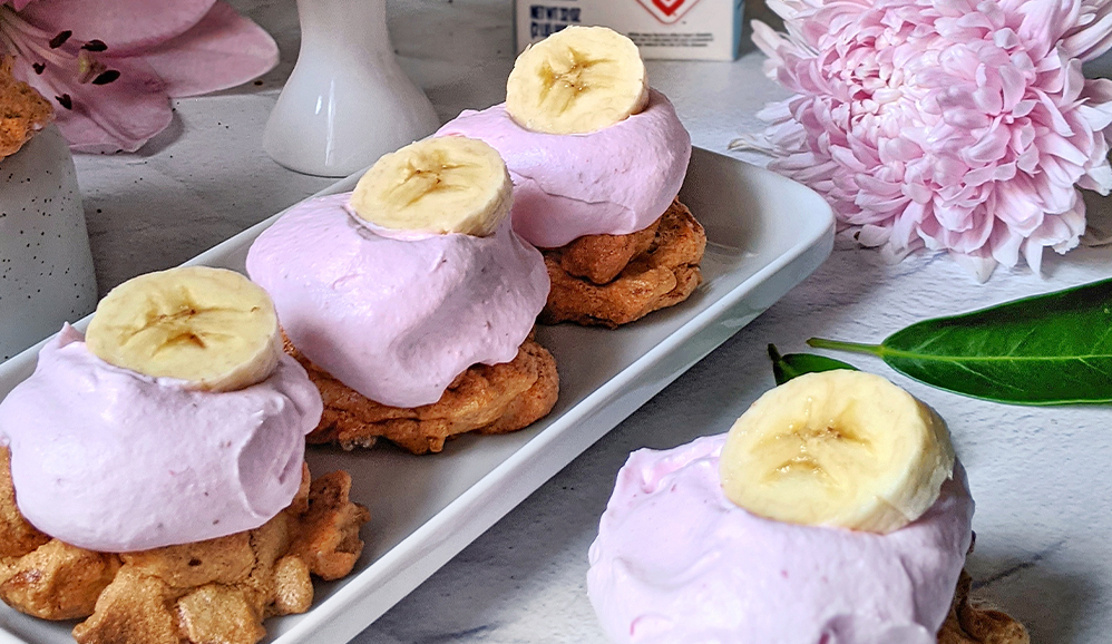 CEREAL MERINGUES WITH STRAWBERRY WHIPPED CREAM AND BANANA